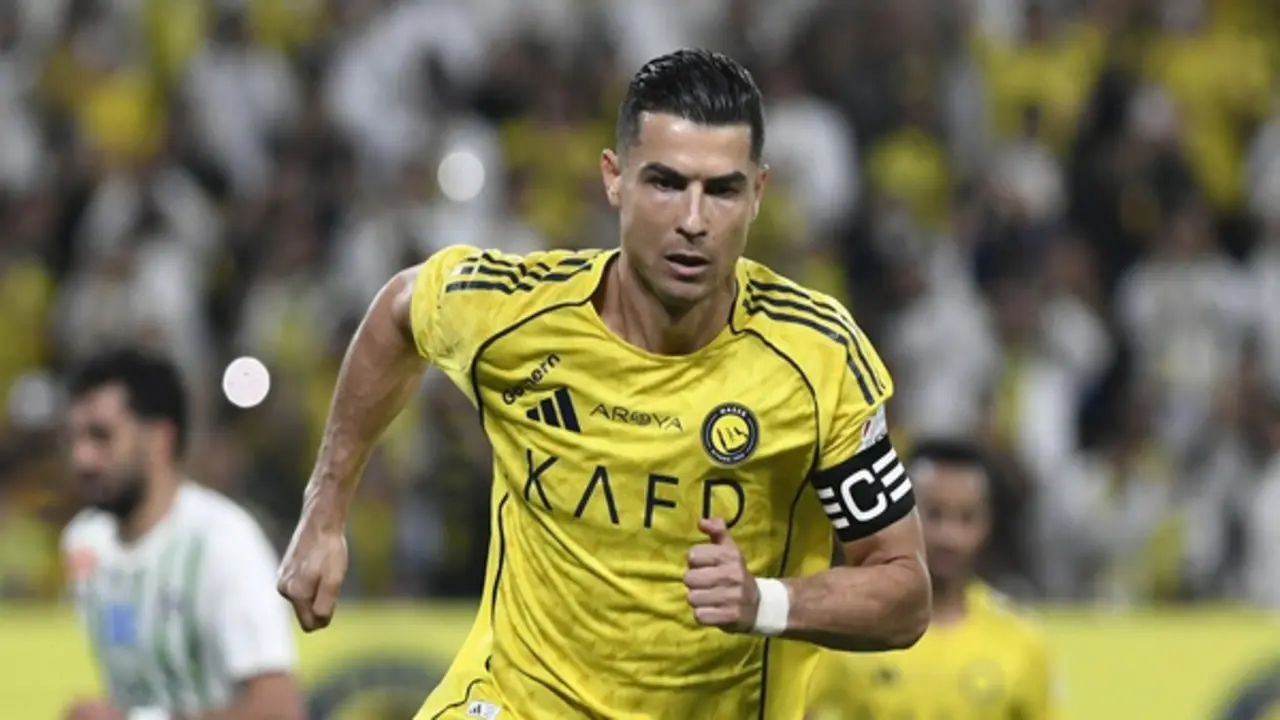 Ronaldo lập cú đúp ngày trở lại, gần chạm kỷ lục bàn thắng: Tiếp tục bỏ xa Messi