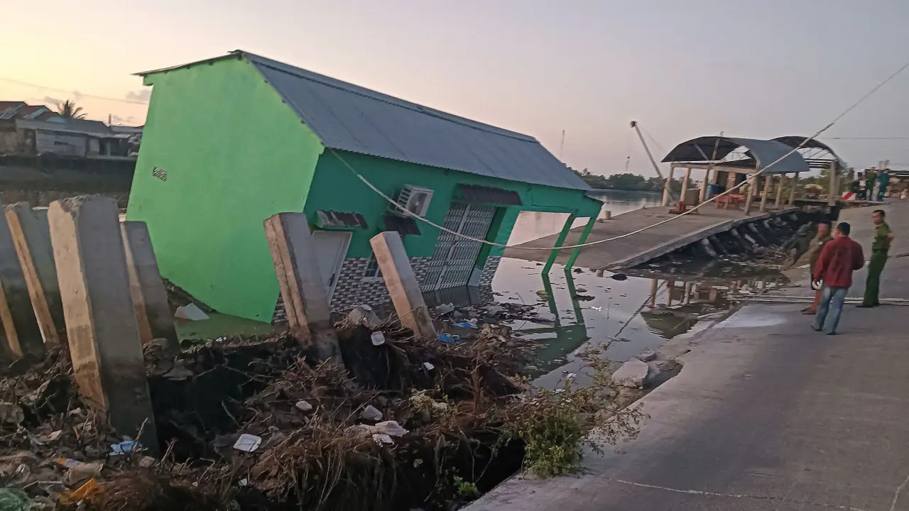 Sạt lở cuốn trôi nhà, hư đường ở Cà Mau