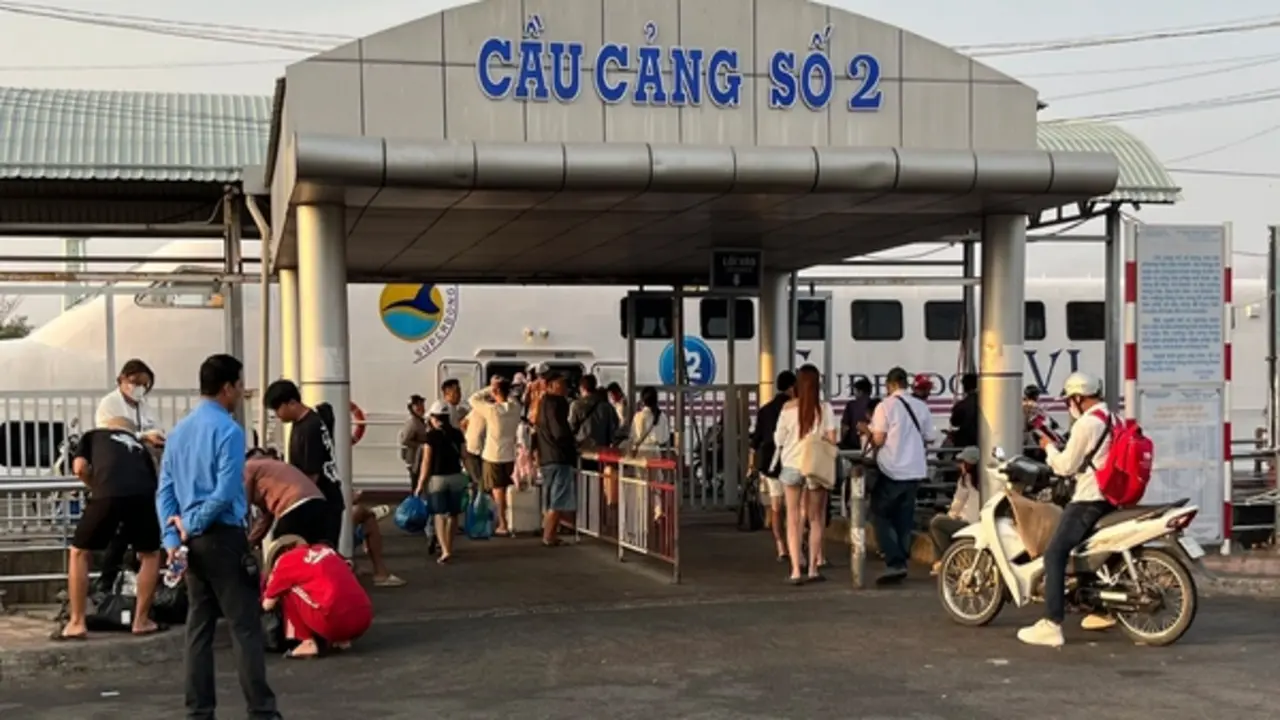 Siết bán vé tàu đi Phú Quốc trước mùa cao điểm, dẹp 'cò vé' trục lợi