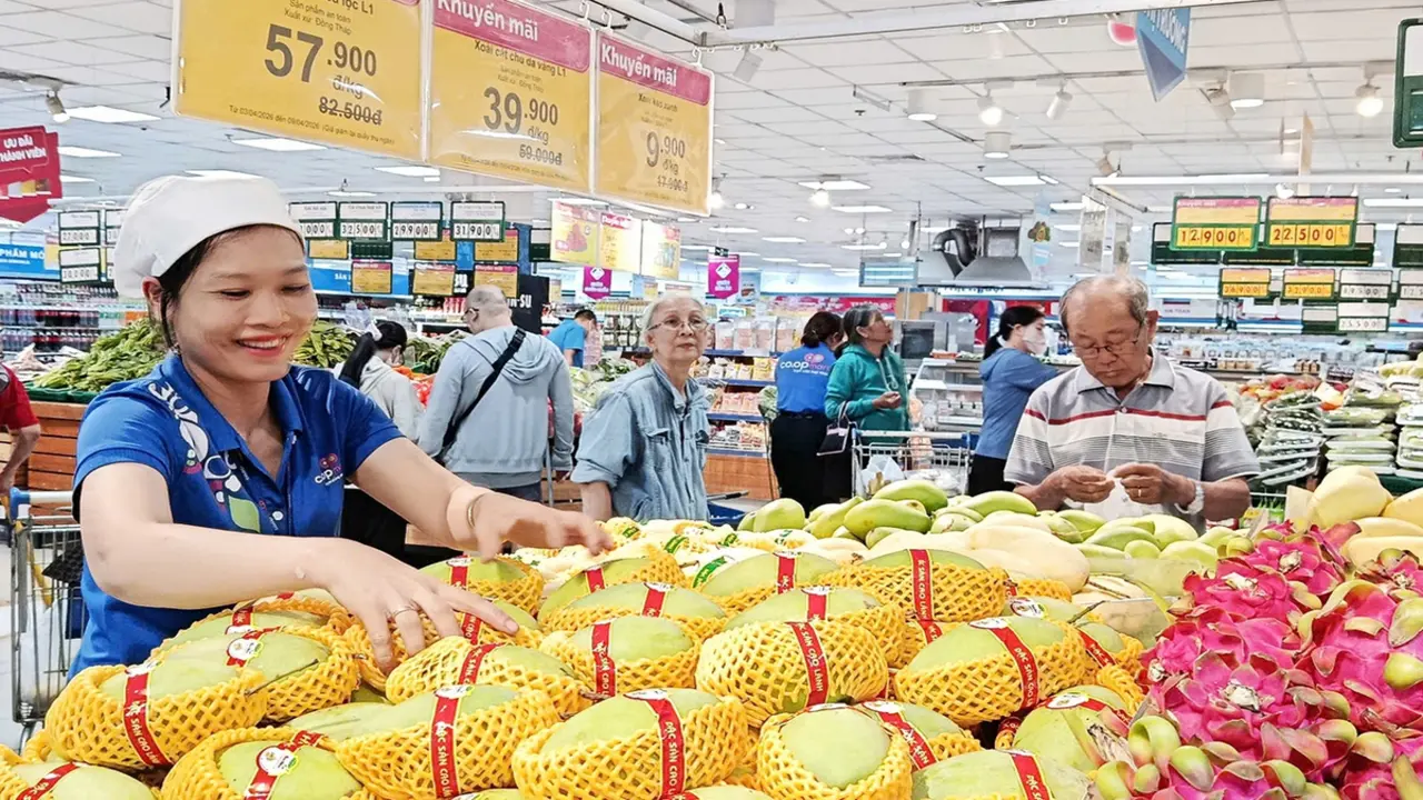 Siêu thị ưu đãi lớn nhiều mặt hàng thiết yếu