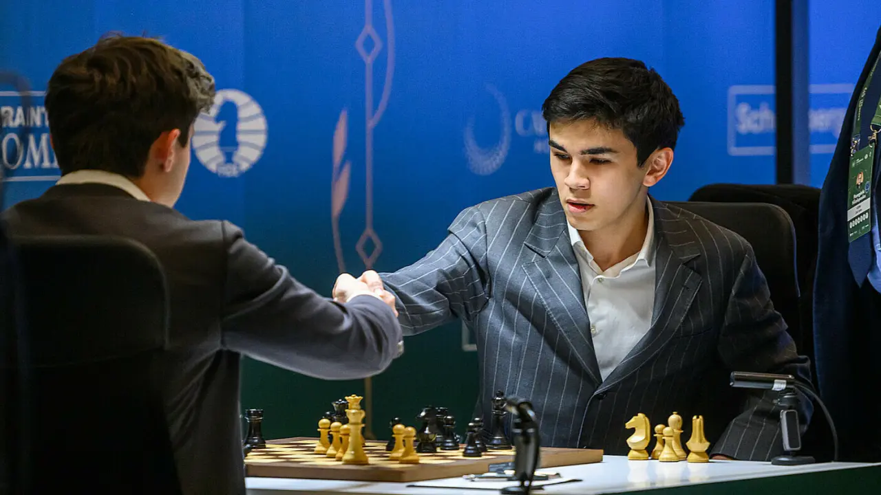 Sindarov tiến gần chung kết cờ vua thế giới 2026