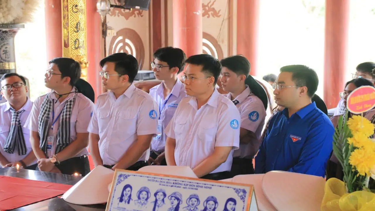 Sinh viên TP.HCM về thăm các di tích lịch sử ở Nghệ An