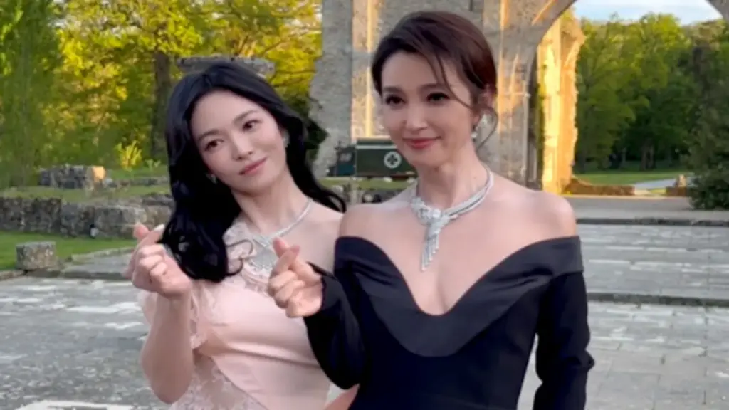 Song Hye Kyo khoe sắc bên Lý Băng Băng