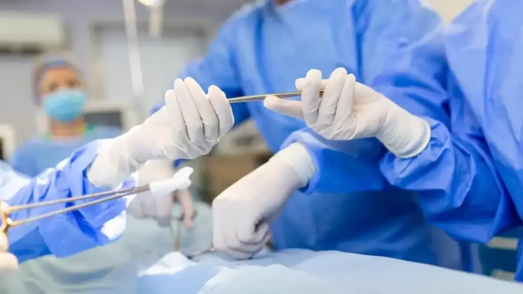 Sửa mũi lần thứ 5 để giống thần tượng