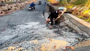 Sụp lún đoạn đường nhựa dài hàng chục mét ở Cà Mau, giao thông chia cắt