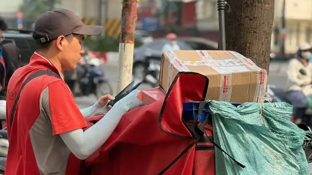 Tài xế công nghệ 'đốt' sức khỏe mưu sinh giữa nắng nóng