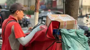 Tài xế công nghệ 'đốt' sức khỏe mưu sinh giữa nắng nóng