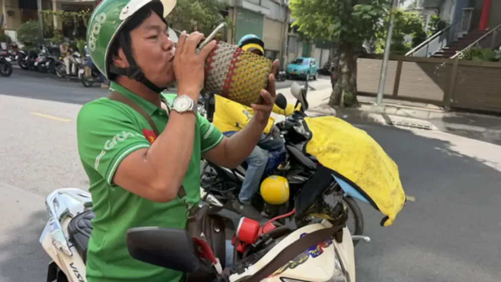 Tài xế công nghệ 'vật lộn' với nắng nóng gần 40 độ C