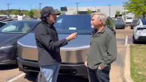 Tài xế giảm thị lực được khuyên mua xe Tesla có thể tự lái