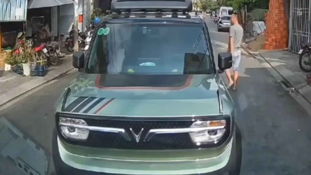 Tài xế ô tô con đi không đúng phần đường còn chửi bới, dọa đánh người