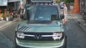 Tài xế ô tô con đi không đúng phần đường còn chửi bới, dọa đánh người