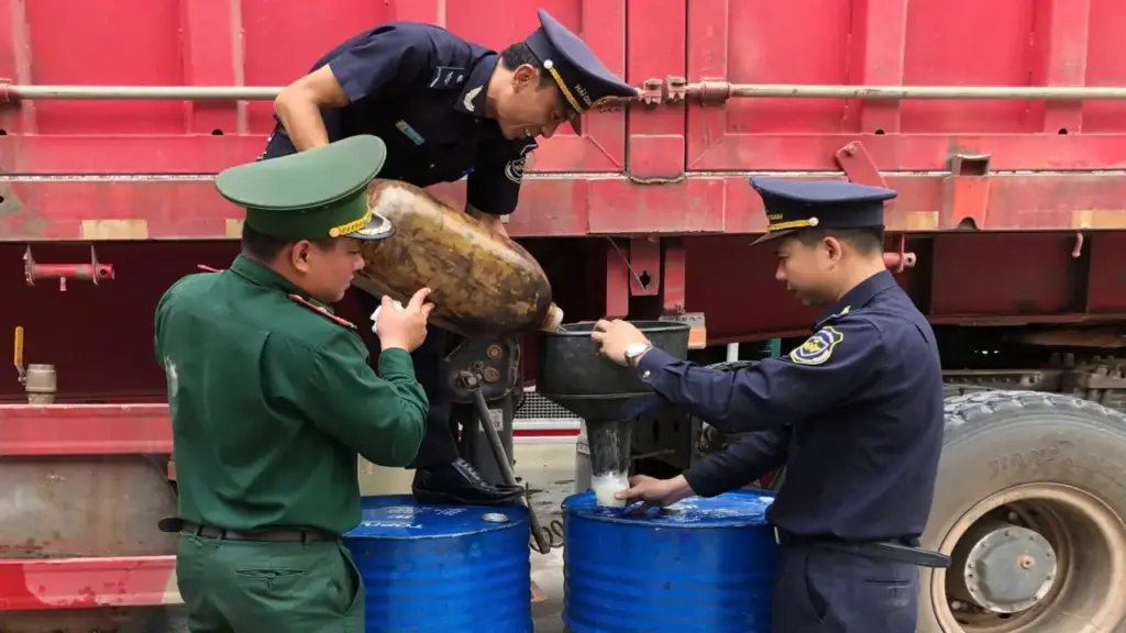 Tài xế tinh vi chế thùng sắt dưới rơ moóc để 'chuyển lậu' dầu diesel sang Lào