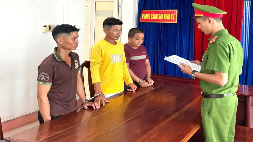 Tạm giam 3 đối tượng đánh người vì cho rằng bóp còi làm đàn trâu hoảng sợ