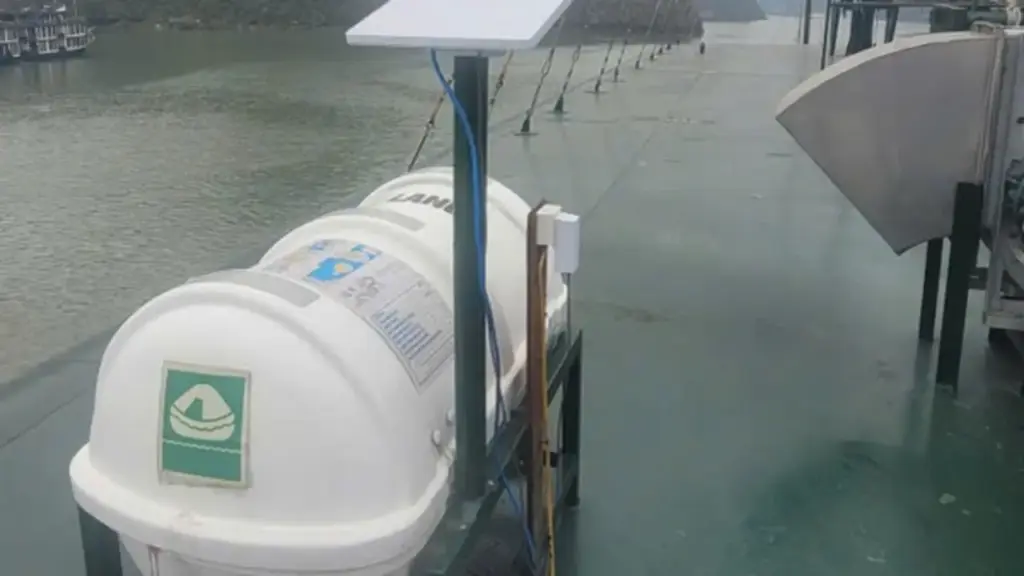 Tàu du lịch Cát Bà bị phạt vì dùng Starlink trái phép