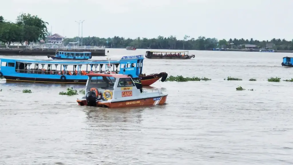 Tàu du lịch vụ hai người tử vong trên sông Tiền đã hết hạn sử dụng