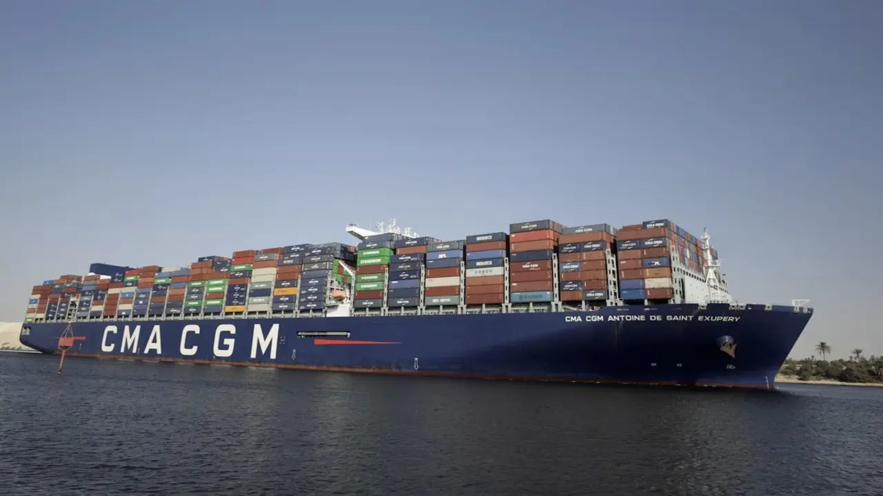 Tàu hàng Pháp đi qua eo biển Hormuz