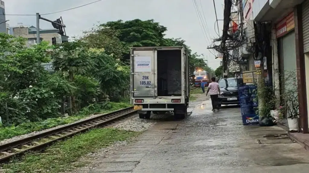 Tàu hỏa dừng khẩn cấp, chờ ôtô rời hành lang an toàn