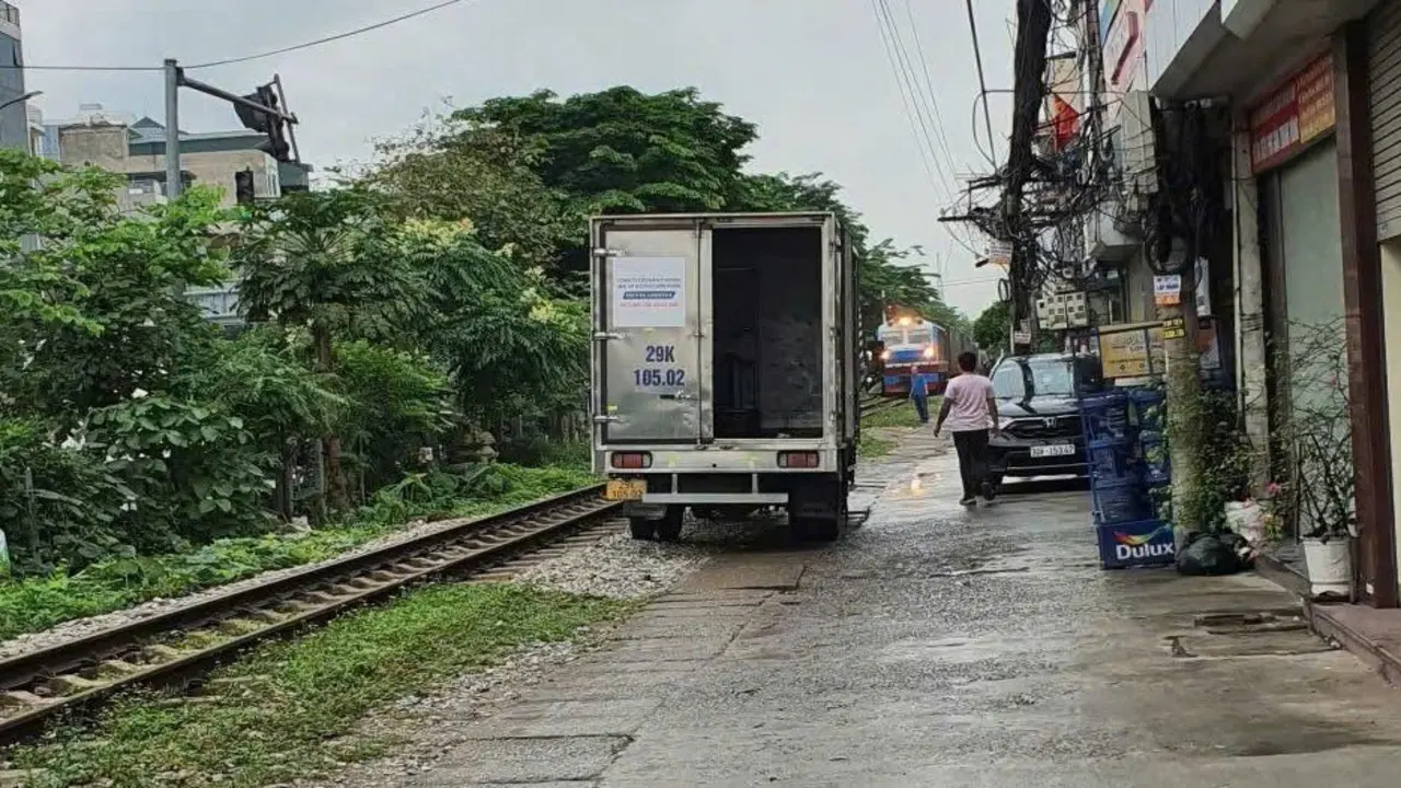 Tàu hỏa dừng khẩn cấp, chờ ôtô rời hành lang an toàn