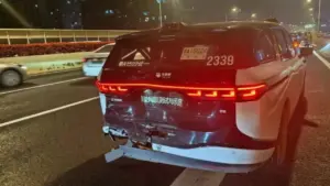 Taxi công nghệ tự lái 'chết đứng' hàng loạt trên cao tốc, khách thót tim ngồi giữa đường 2 tiếng