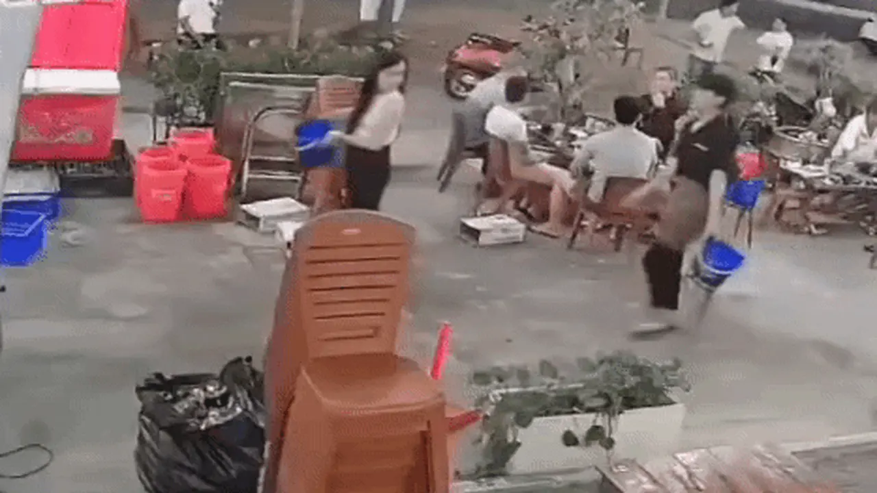 Thanh niên đá vào mặt nữ quản lý quán nhậu bị công an mời làm việc