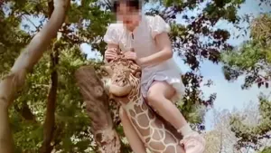 Thảo cầm viên Sài Gòn cảnh báo trào lưu leo tượng chụp ảnh