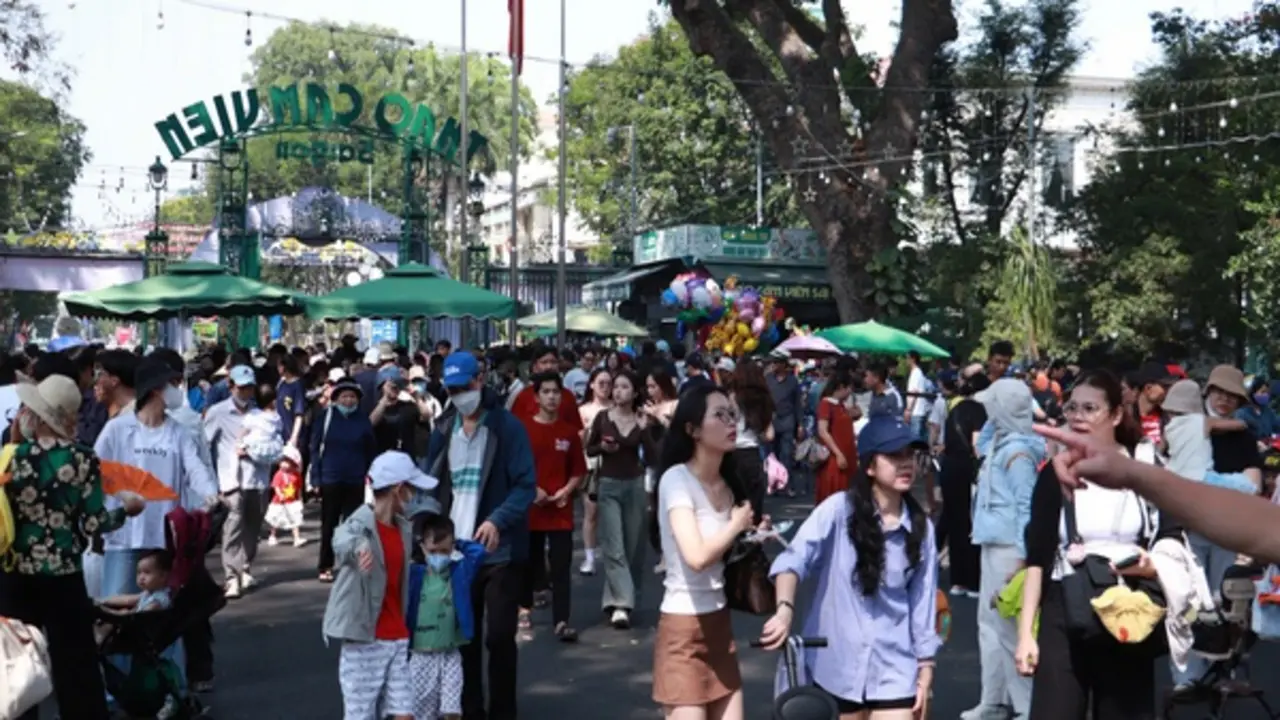 Thảo Cầm Viên Sài Gòn đông nghẹt người dịp Giỗ tổ Hùng Vương