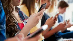 Thêm một quốc gia cấm trẻ em sử dụng mạng xã hội