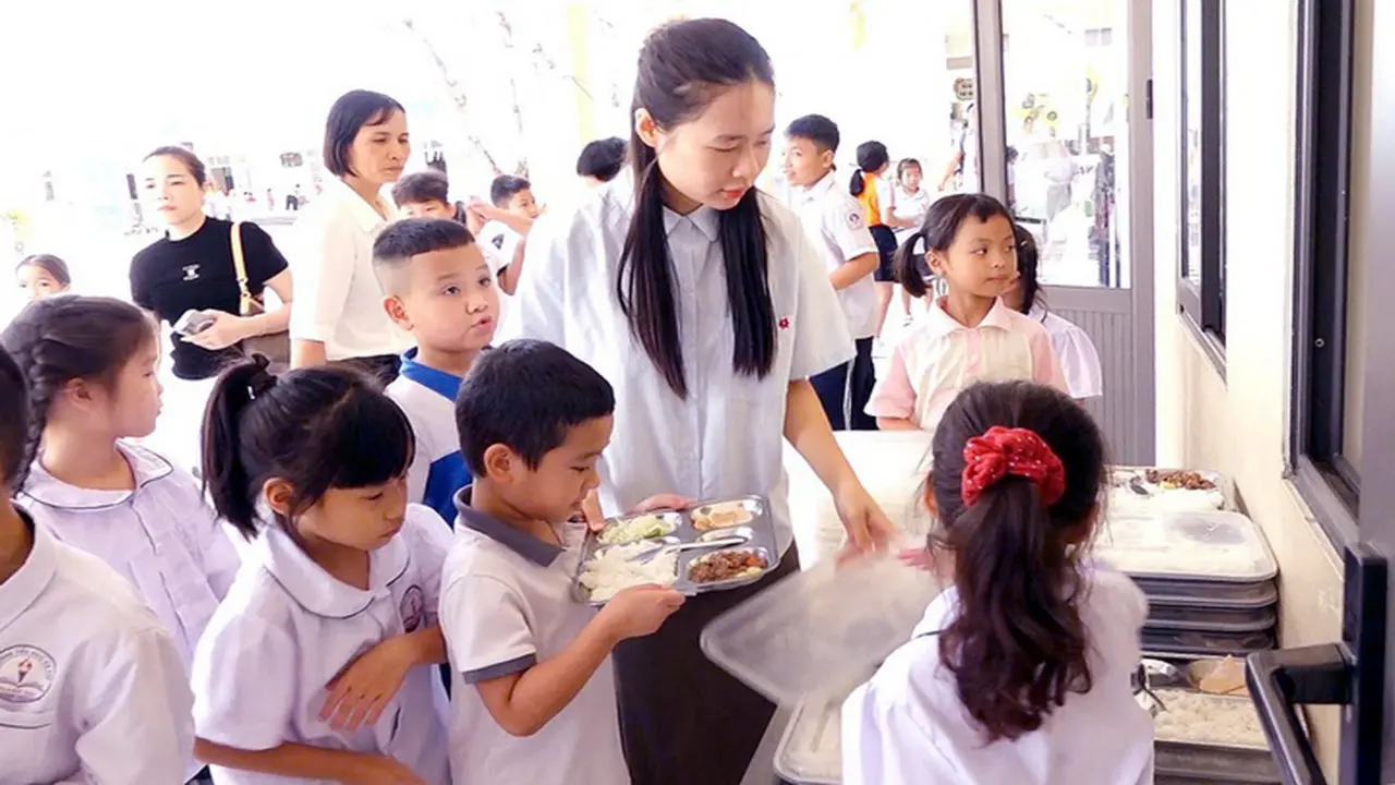 Thịt bẩn vào trường học: Ai là nạn nhân?