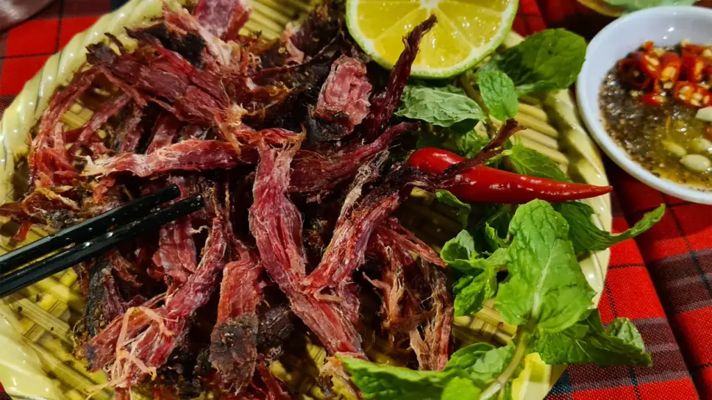 Thịt trâu gác bếp thường được ướp gia vị nào?