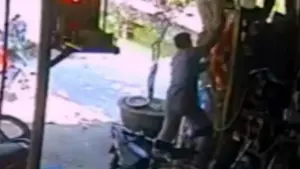 Thợ sửa xe nhanh trí cứu nam sinh rơi xuống kênh nước chảy xiết