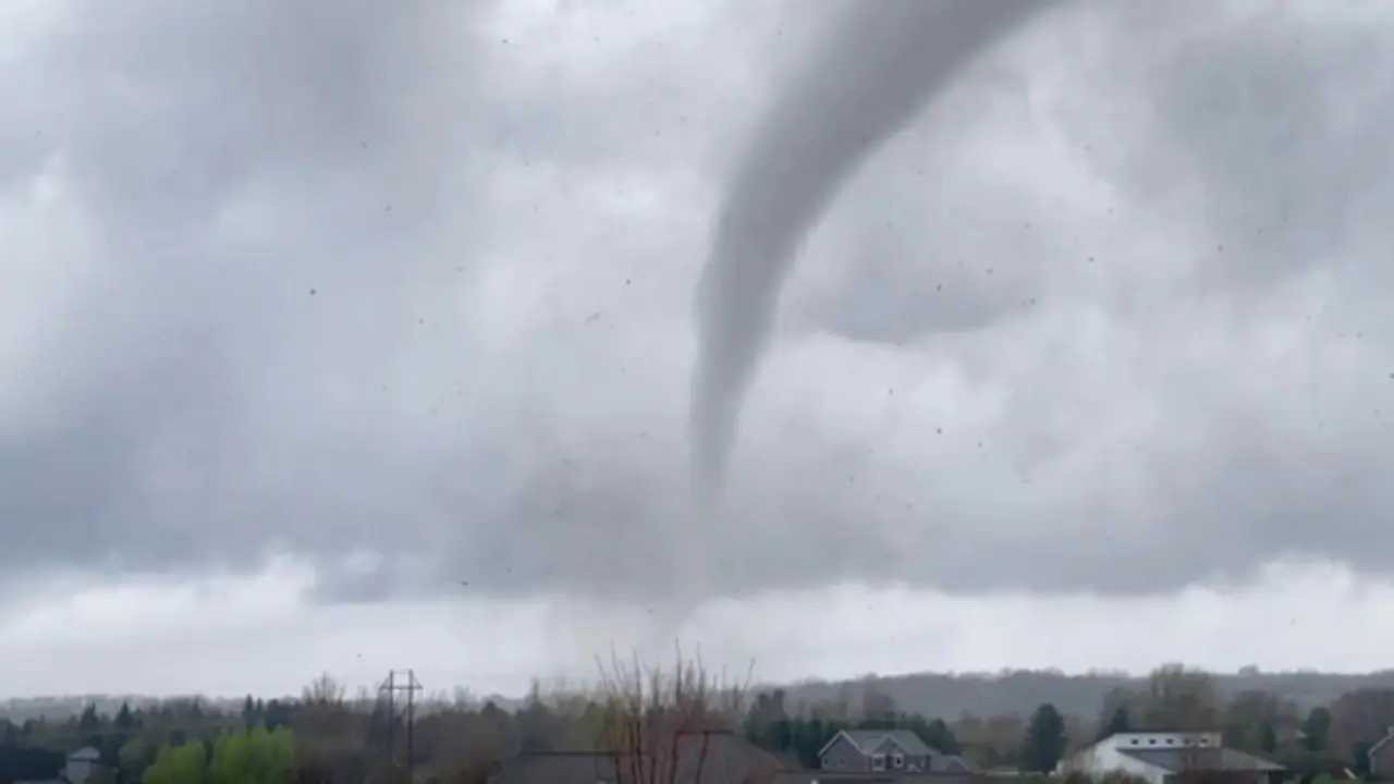 Thời tiết cực đoan đe dọa khắp nơi