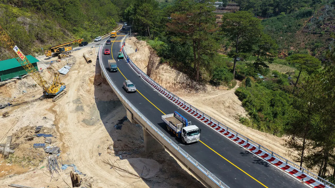 Thông xe cầu vượt điểm sạt lở trên đèo Mimosa cửa ngõ Đà Lạt