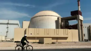 Thứ trưởng Iran kêu gọi lập 'hàng rào người' quanh các nhà máy điện