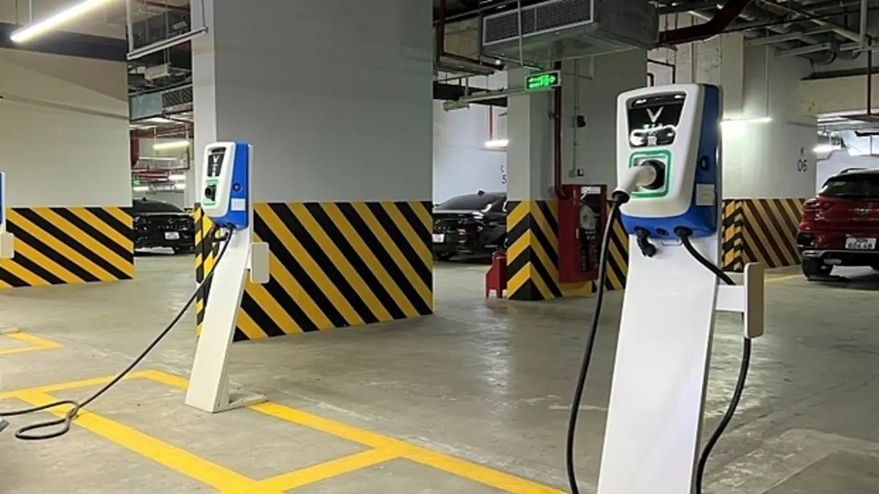 Thủ tướng yêu cầu phát triển trạm sạc, đổi pin xe điện tại chung cư