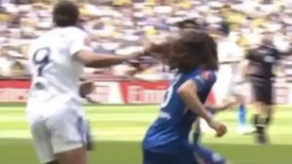 Tiền đạo Leeds thoát thẻ đỏ vì túm tóc Cucurella ở bán kết Cup FA