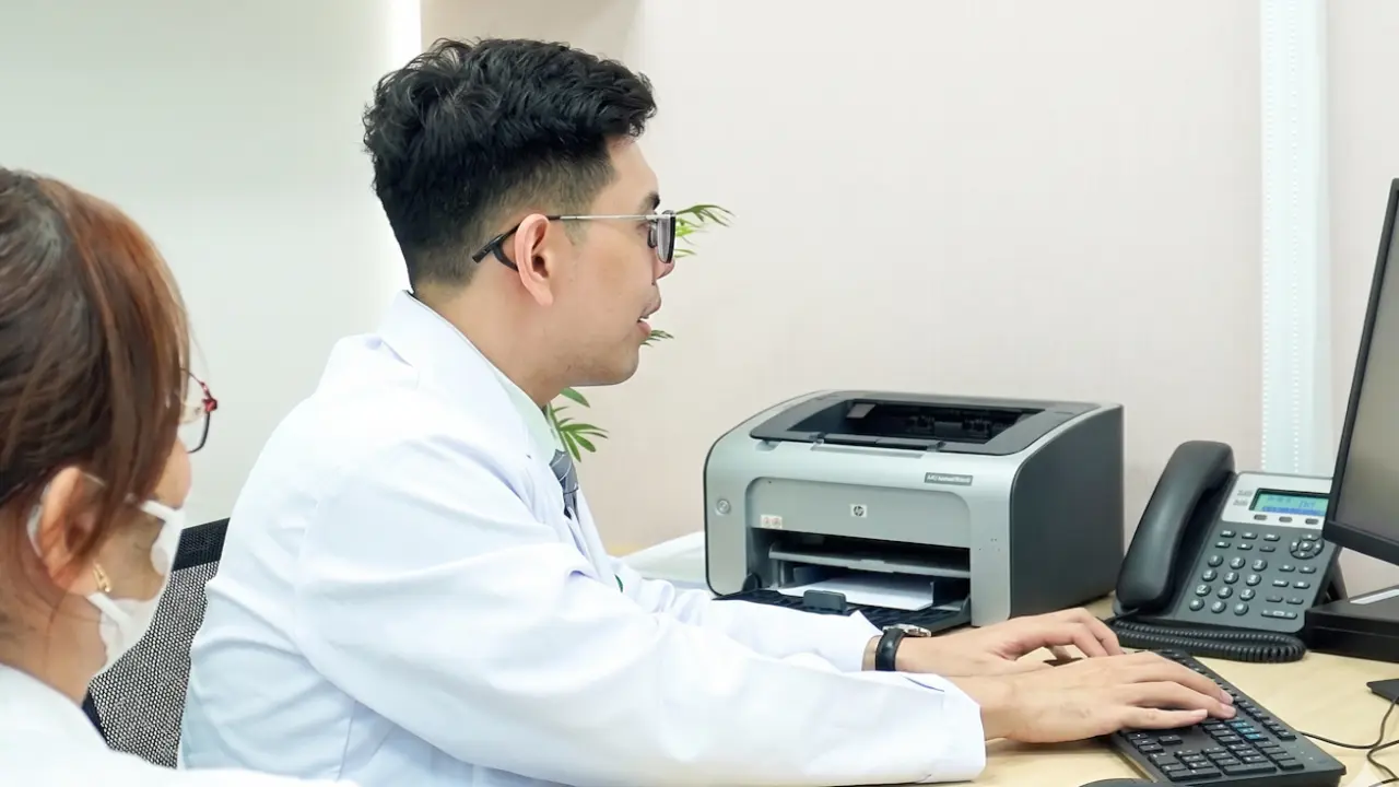 Tiểu nhiều lần dù ít uống nước không hẳn do suy thận