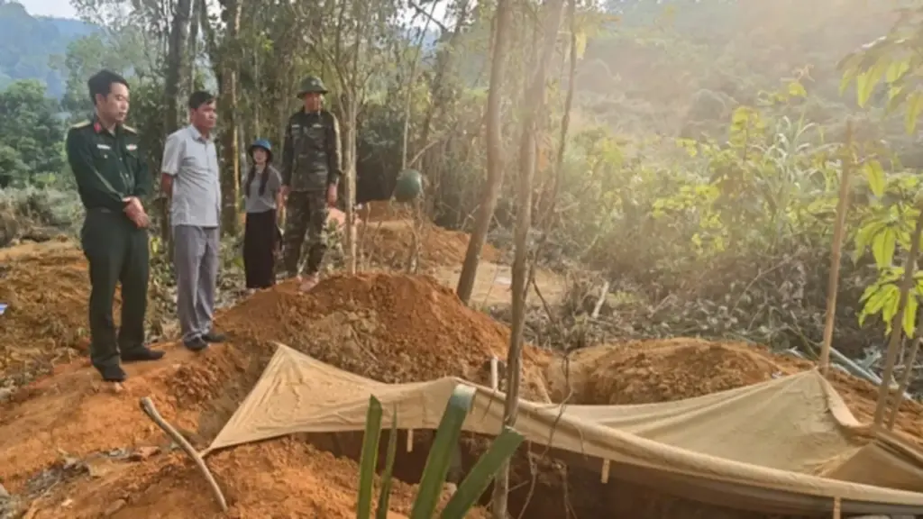 Tìm thấy 2 hài cốt liệt sĩ cùng tăng võng, cúc áo, gương soi