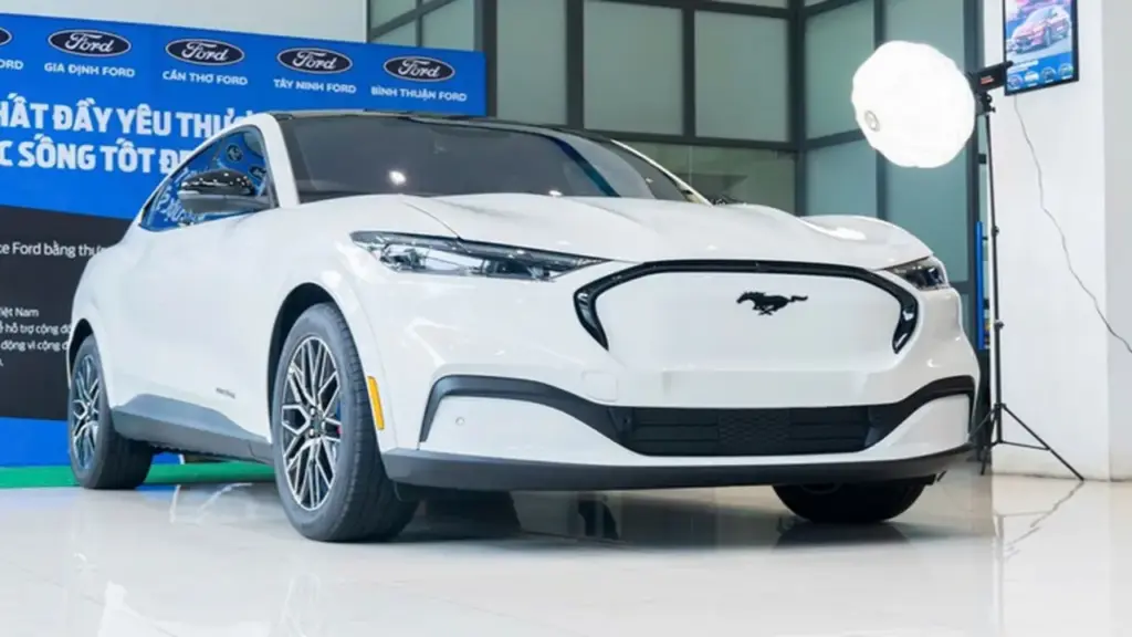 Tin tức giá xe: Ford Mustang Mach-E giảm giá kỷ lục gần 1 tỉ đồng, còn được sạc miễn phí 5 năm