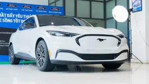 Tin tức giá xe: Ford Mustang Mach-E giảm giá kỷ lục gần 1 tỉ đồng, còn được sạc miễn phí 5 năm
