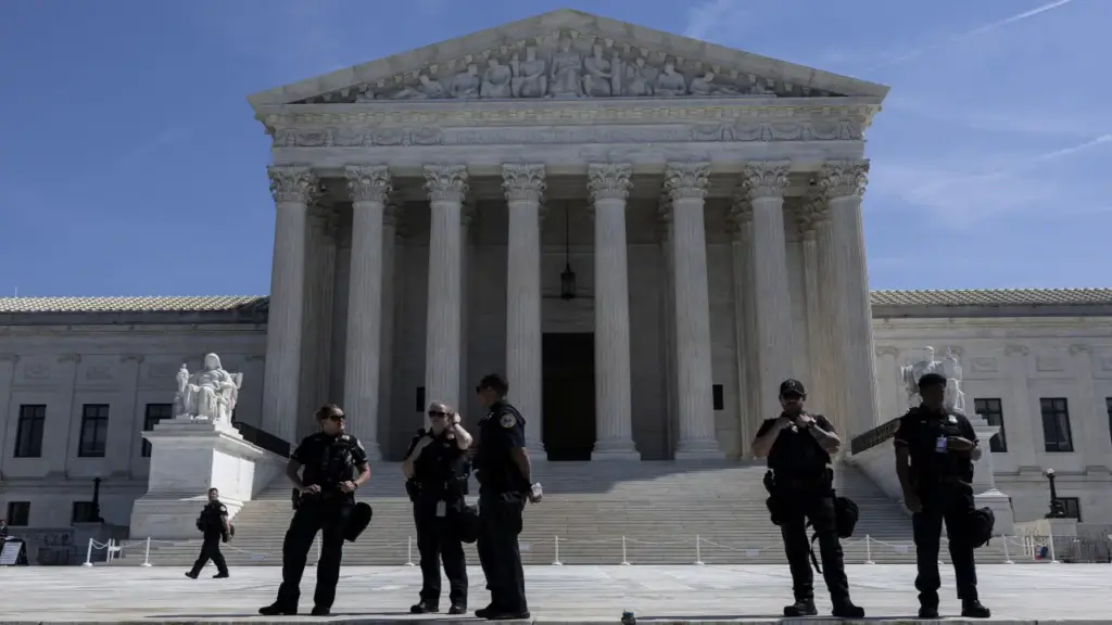 Tòa Tối cao hoài nghi nỗ lực xóa luật 'sinh ở Mỹ là công dân Mỹ'