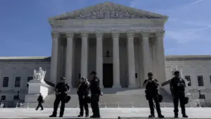 Tòa Tối cao hoài nghi nỗ lực xóa luật 'sinh ở Mỹ là công dân Mỹ'