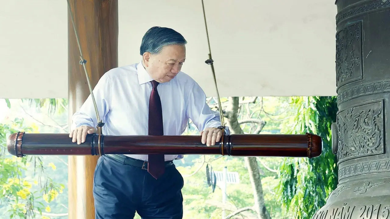 Tổng Bí thư, Chủ tịch nước Tô Lâm dâng hương tưởng niệm các Anh hùng liệt sĩ tại Tây Ninh