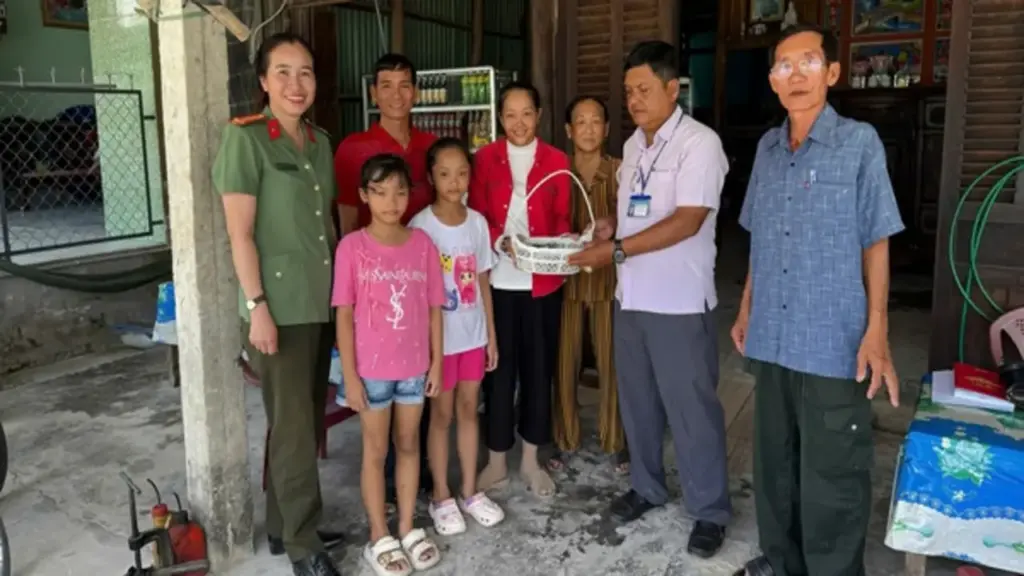 Tông trúng hai rái cá, thanh niên Cà Mau giao nộp cơ quan công an