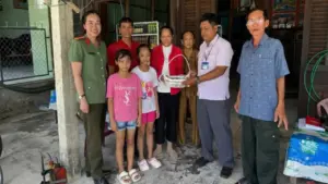 Tông trúng hai rái cá, thanh niên Cà Mau giao nộp cơ quan công an