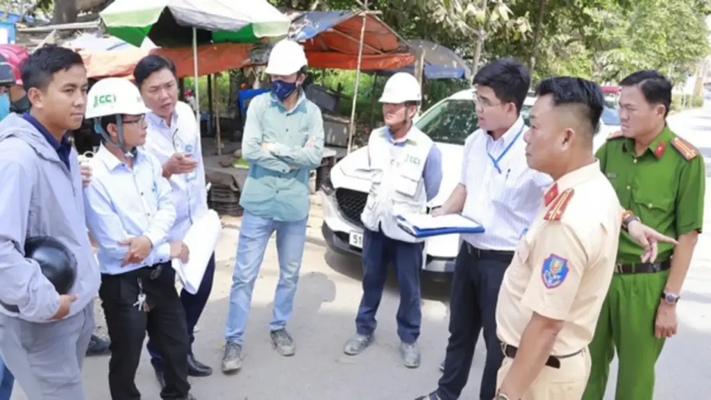 TP.HCM: Lập biên bản xử phạt đơn vị thi công đường tạm Vành đai 3