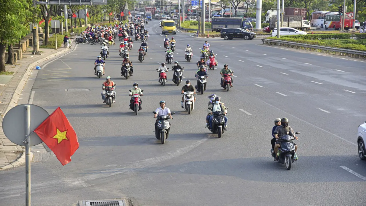 TP.HCM: Người dân trở lại sau kỳ Giỗ Tổ, cửa ngõ phía Tây thông thoáng