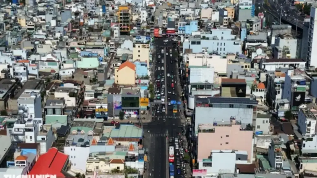 TP.HCM trưa nắng đứng bóng, nhiều người 'phơi mình' trên những tuyến đường vắng bóng cây xanh