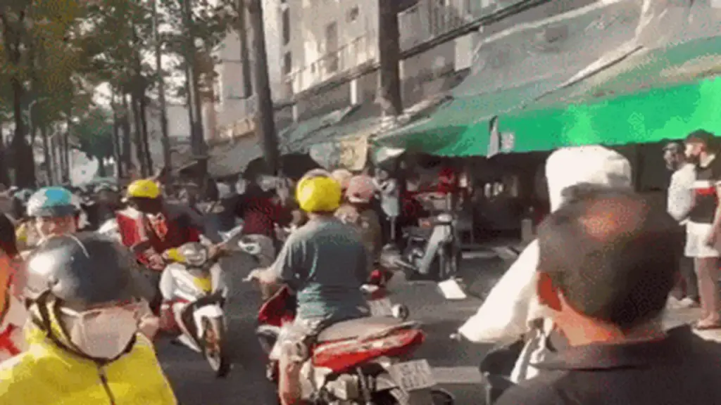 TP.HCM: Xác minh nhóm người dùng ghế, đá hỗn chiến trước cổng trường giờ tan học