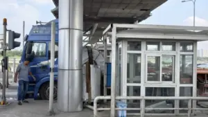 TP.HCM: Xe đầu kéo thắng gấp, cuộn thép văng vào trạm thu phí cầu Phú Mỹ