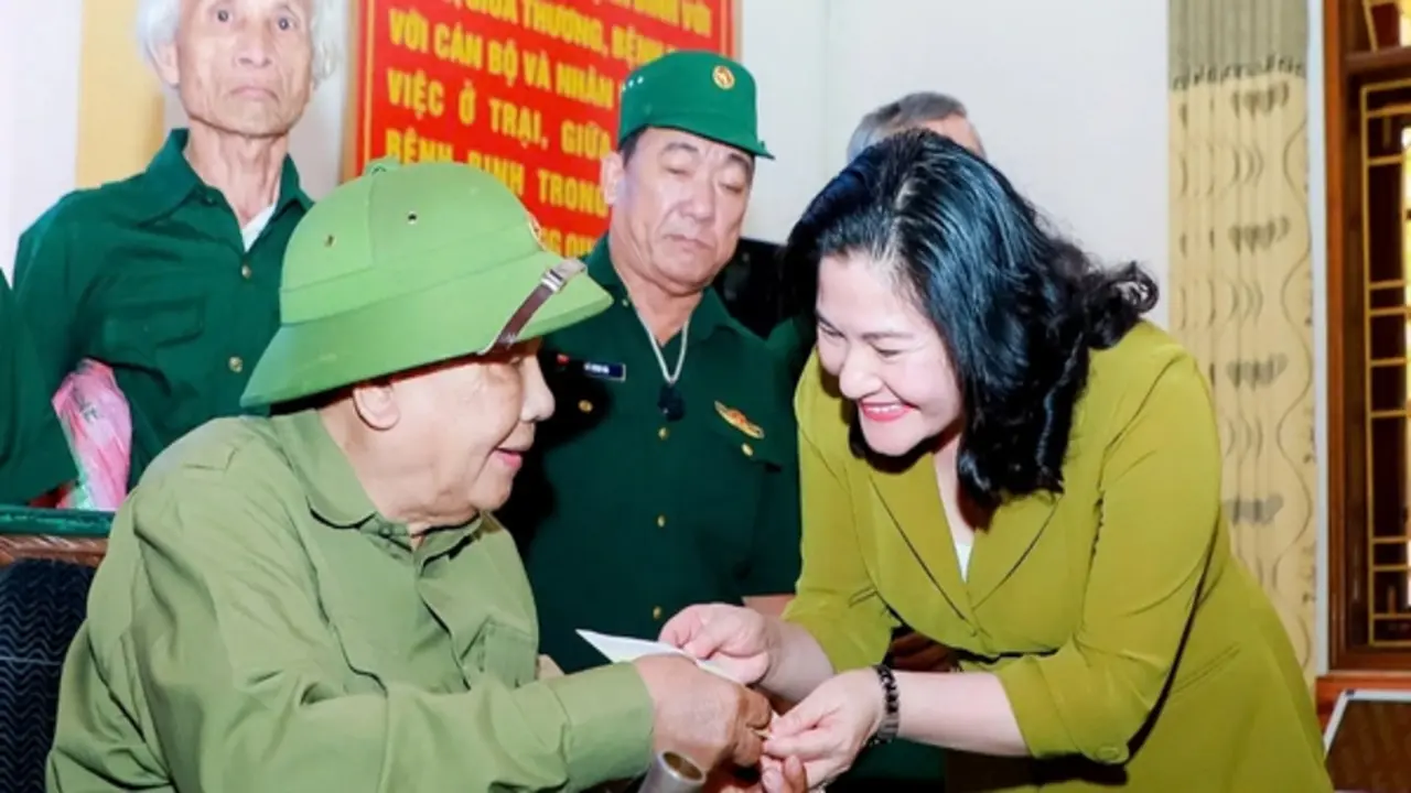 Trao quà của Tổng Bí thư, Chủ tịch nước tặng người có công